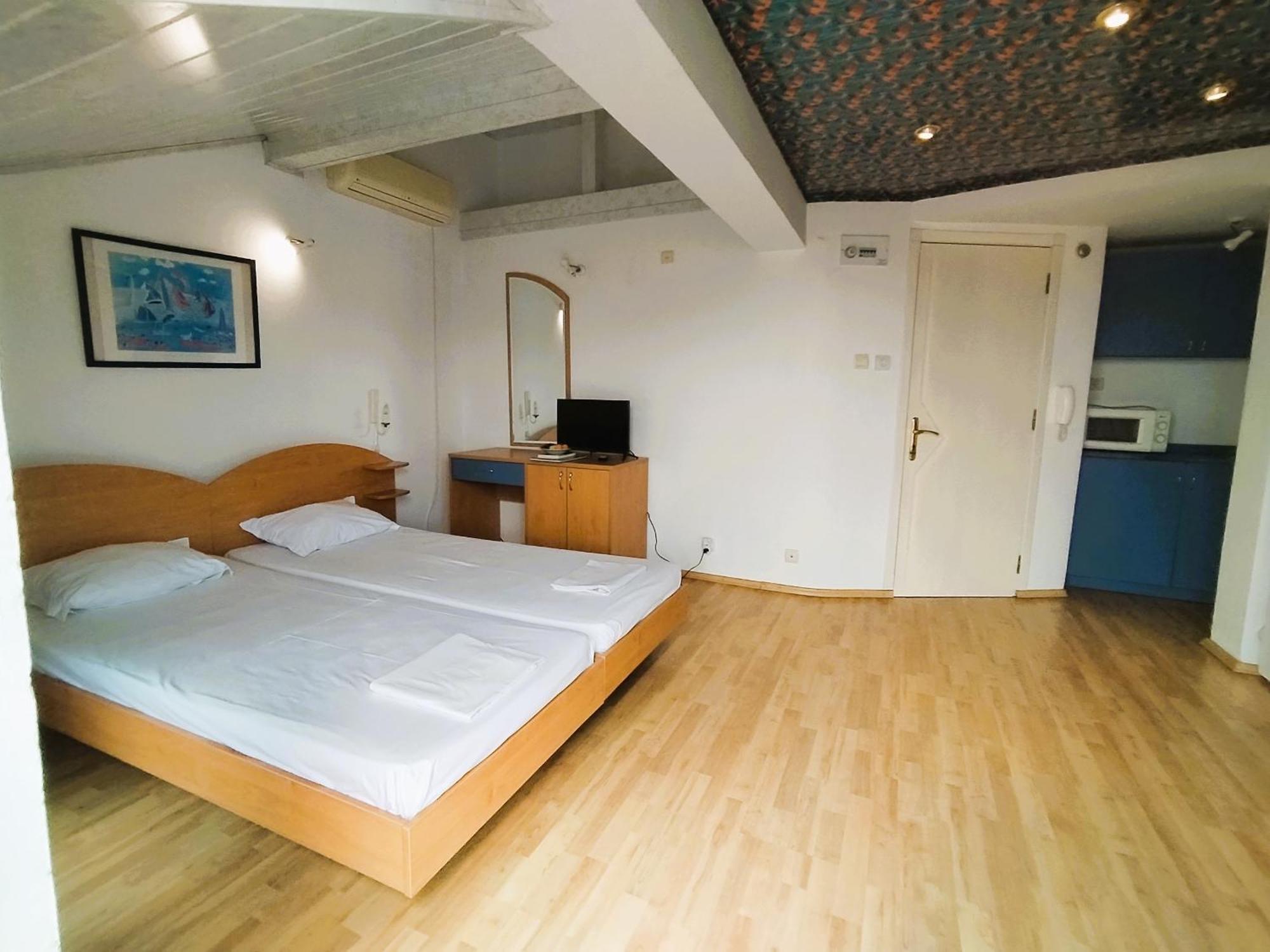 Lira Sto Apartments Πομόριε Εξωτερικό φωτογραφία
